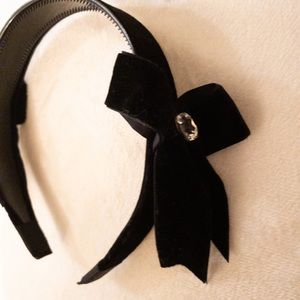 Headpiece with side bow